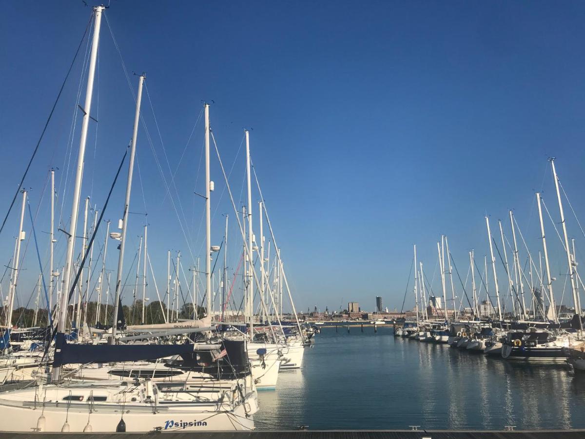 Stunning Marina Apartment Gosport Portsmouth Bagian luar foto